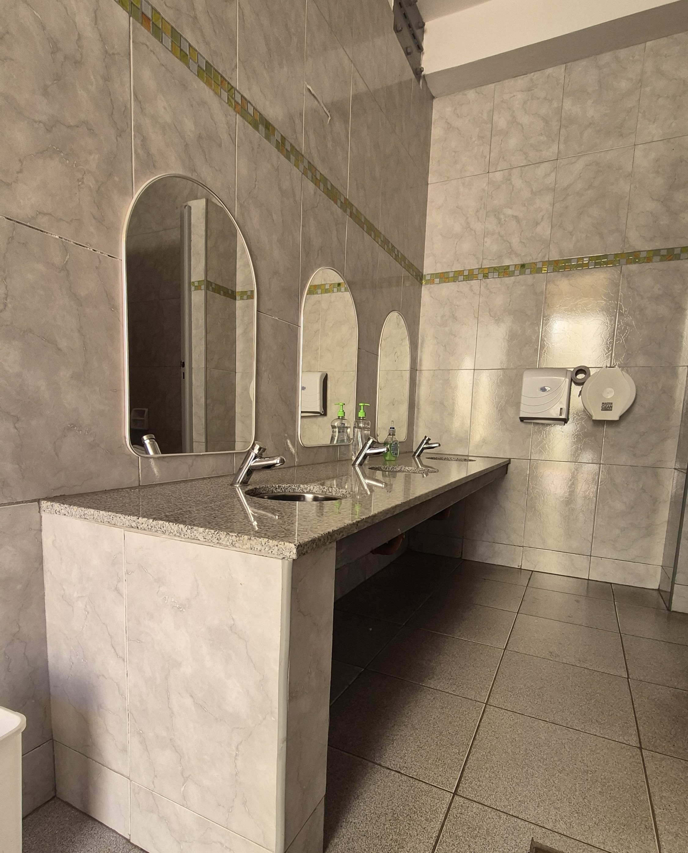 Baños integrados dentro de las aulas